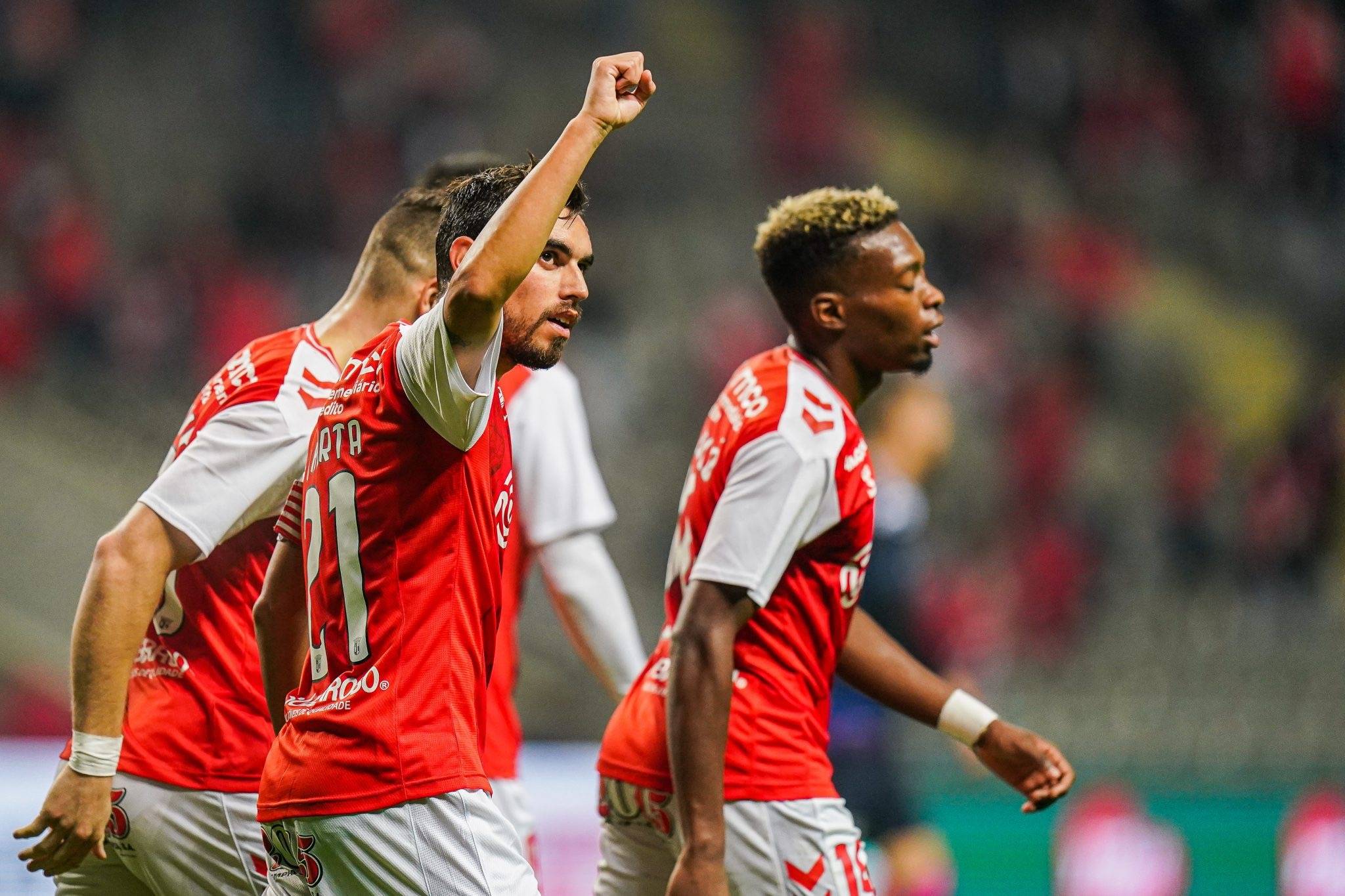 赛后突围战来临；勒沃库森围绕欧冠内部沟通；压力陡增；资深球员宣示担当(勒沃库森球员大名单)