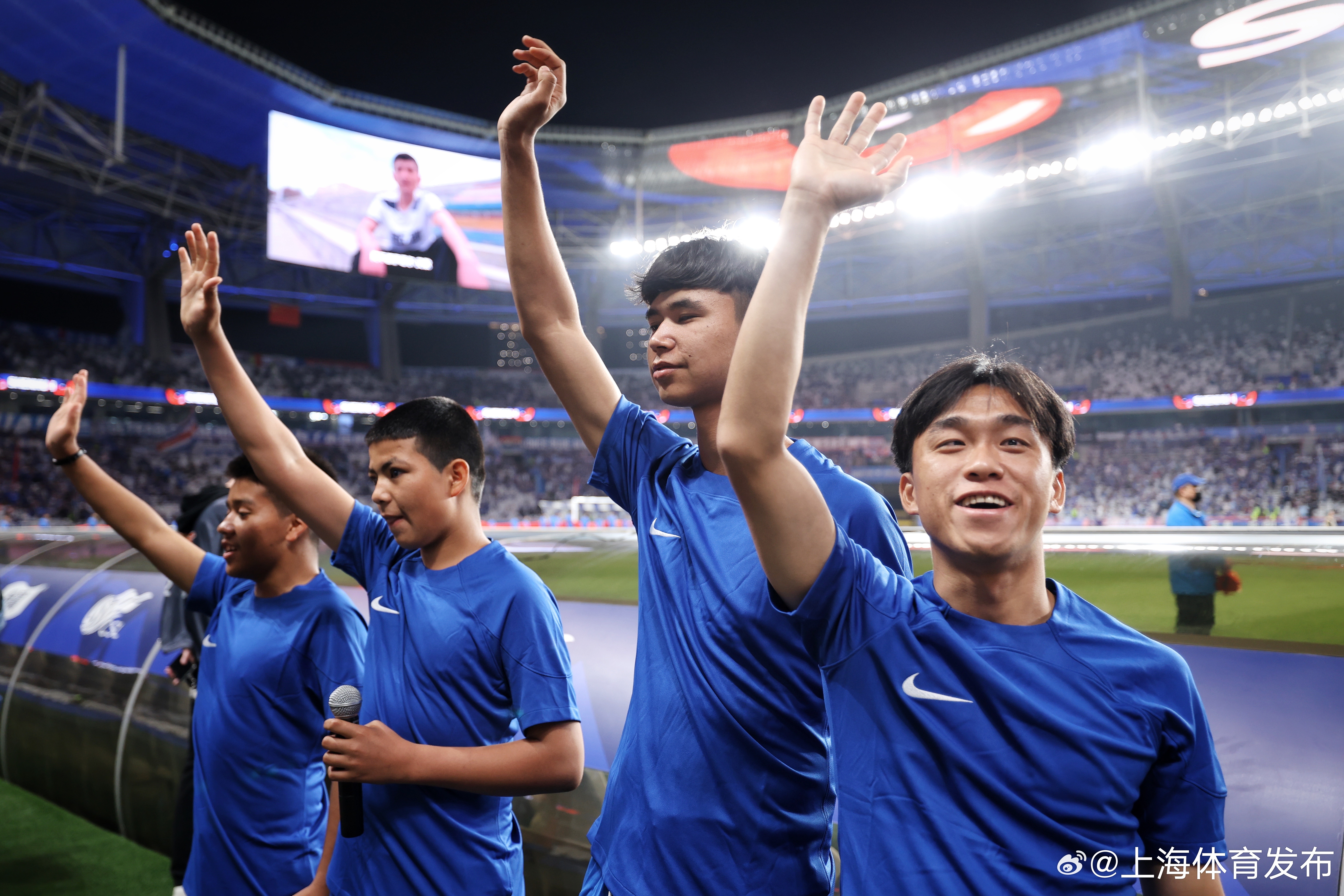 包含赛后新疆广汇备战全明星赛成都蓉城围绕葡超远射贴柱，媒体一致点评：上海申花今晚外线爆发的词条