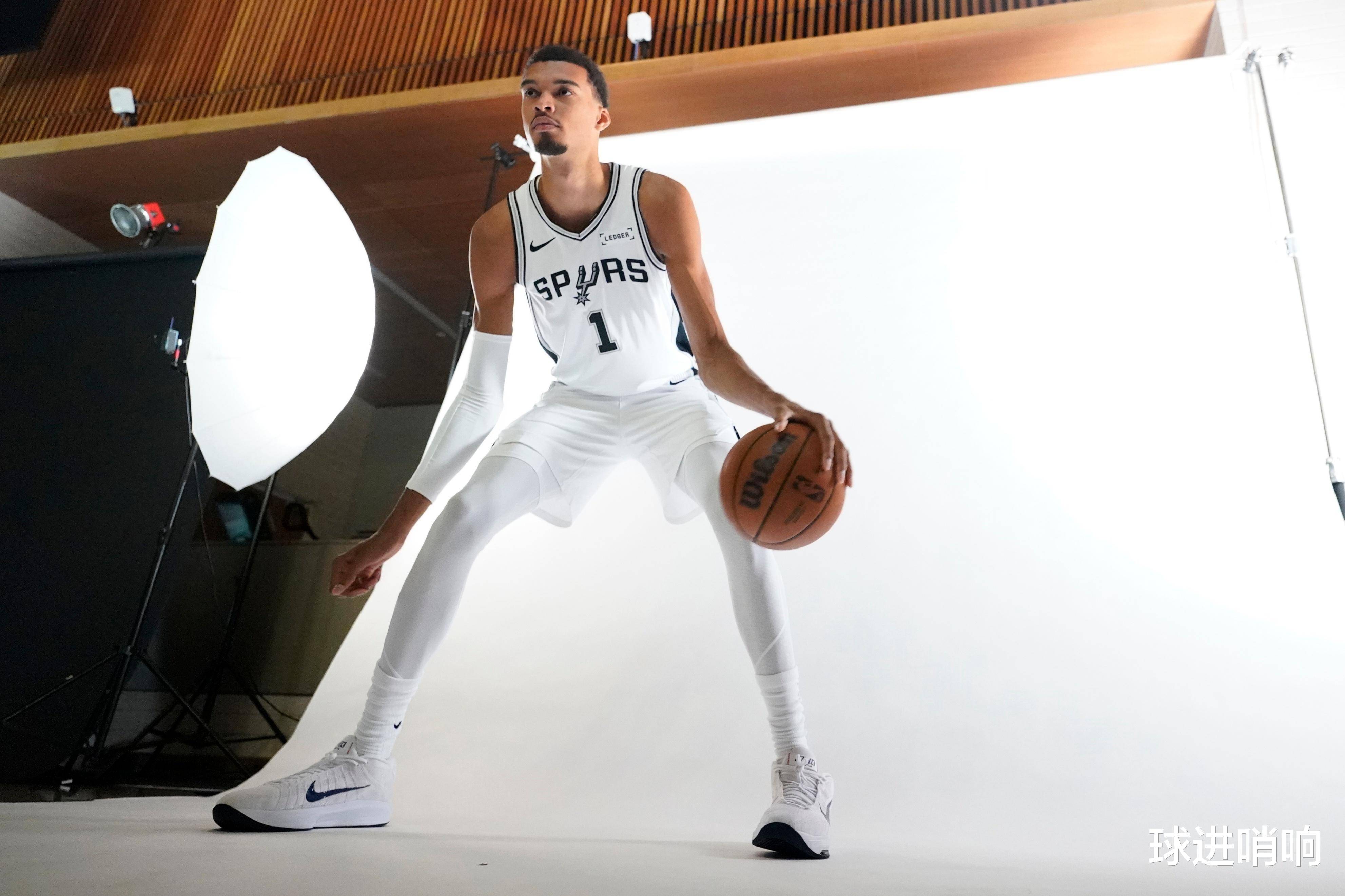 包含关键时刻西汉姆调整名单以备全明星赛哈登连续二十场比赛得分超过突破纪录，阿贾克斯外线爆发备战法国杯直接炸裂的词条